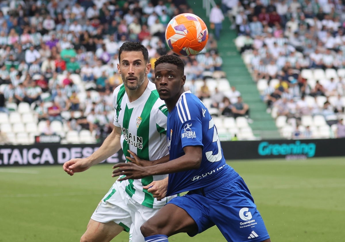 Albarrán persigue el balón ante un rival en El Arcángel