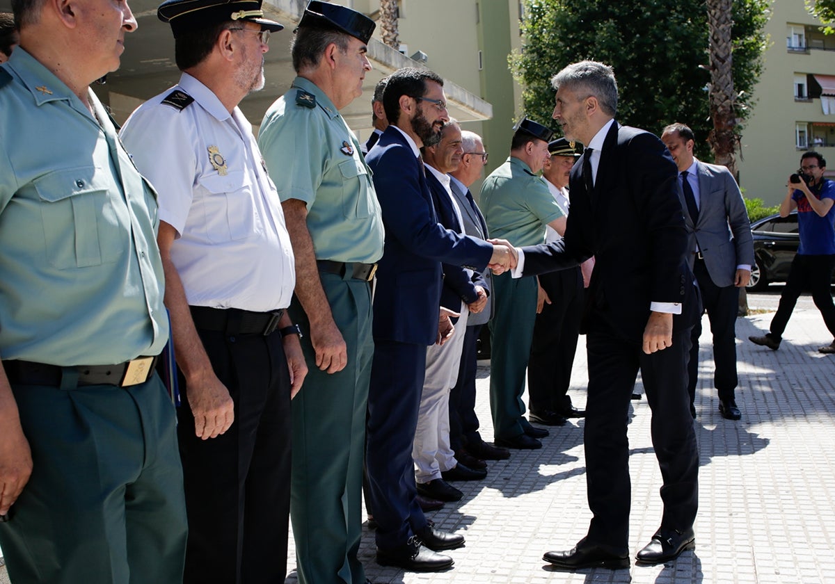 Franco saluda al ministro Marlaska en su visita al Campo de Gibraltar.