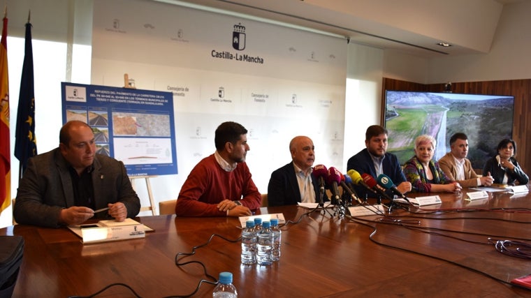 Elconsejero de Fomento, Nacho Hernando, con alcaldes, la delegada de la Junta en Guadalajara y otros cargos de su Consejería