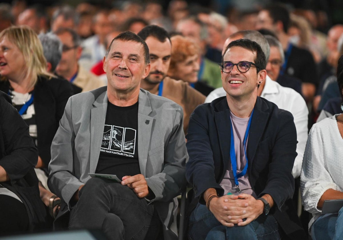 El secretario general de EH Bildu, Arnaldo Otegi, junto a su portavoz en el Parlamento vasco, Pello Otxandiano