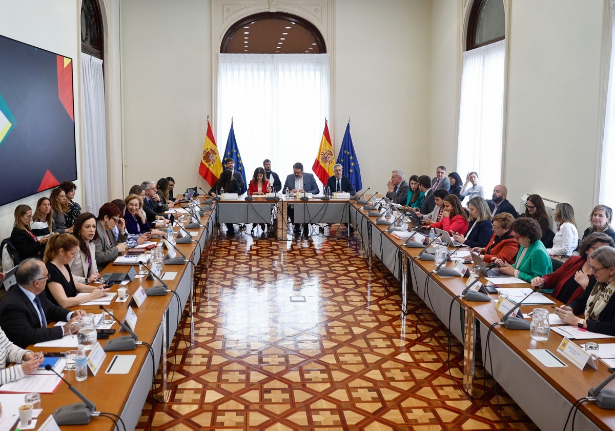 La Sectorial de Infancia se convierte en un diálogo de sordos sin cifras oficiales de reparto de menores y con la oposición frontal del PP