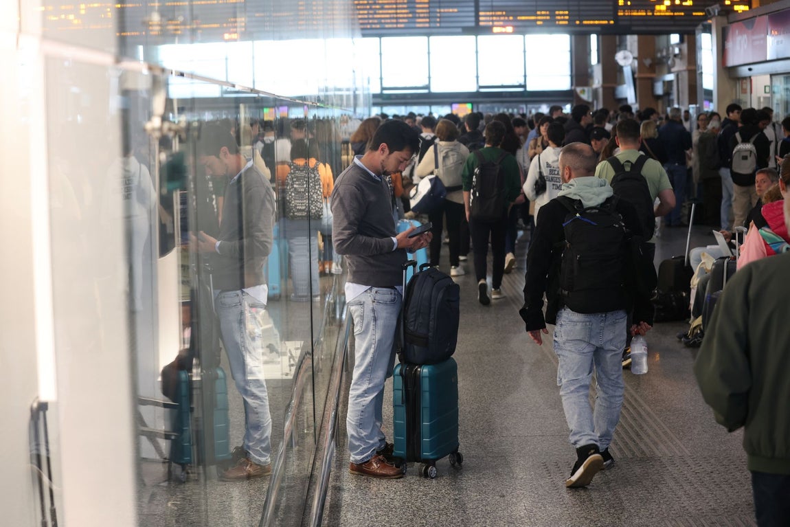 El colapso en la estación de trenes de Córdoba tras el sabotaje de la línea Madrid-Sevilla