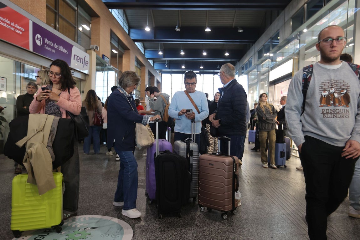 El colapso en la estación de trenes de Córdoba tras el sabotaje de la línea Madrid-Sevilla