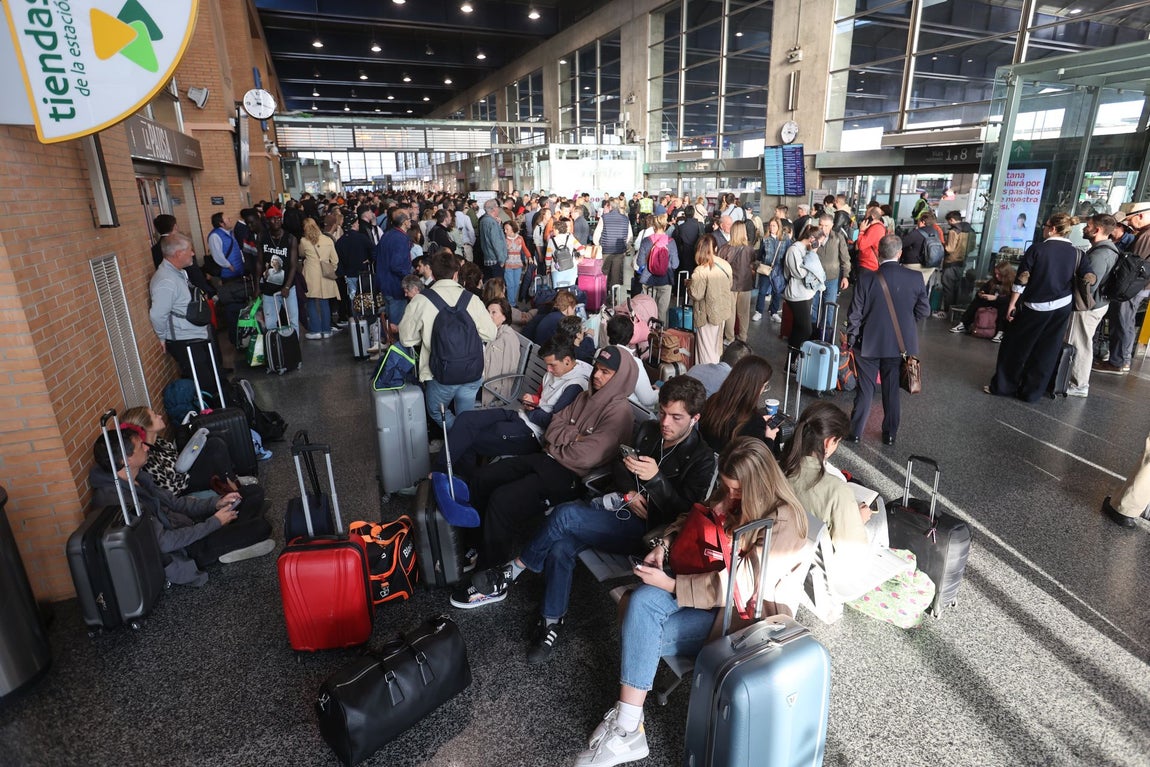 El colapso en la estación de trenes de Córdoba tras el sabotaje de la línea Madrid-Sevilla