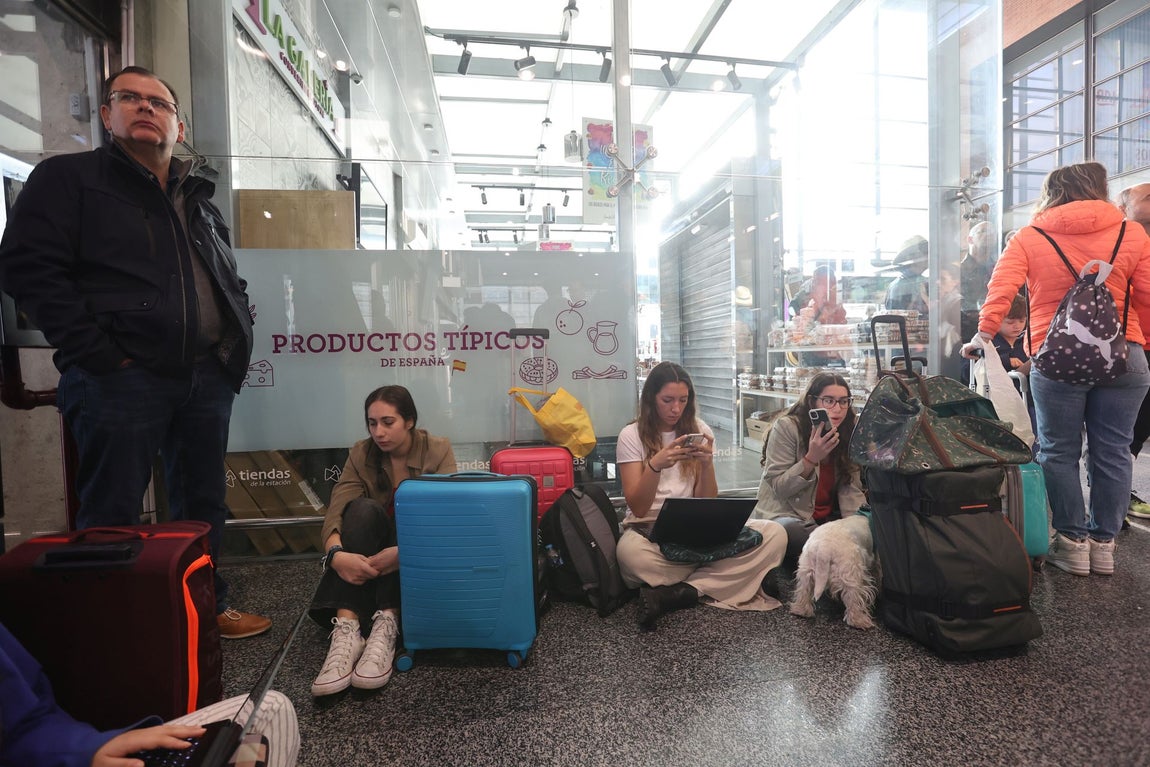 El colapso en la estación de trenes de Córdoba tras el sabotaje de la línea Madrid-Sevilla
