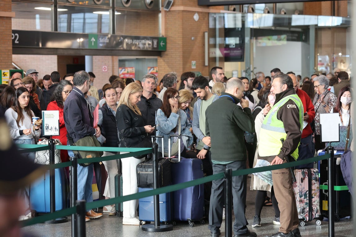 El colapso en la estación de trenes de Córdoba tras el sabotaje de la línea Madrid-Sevilla