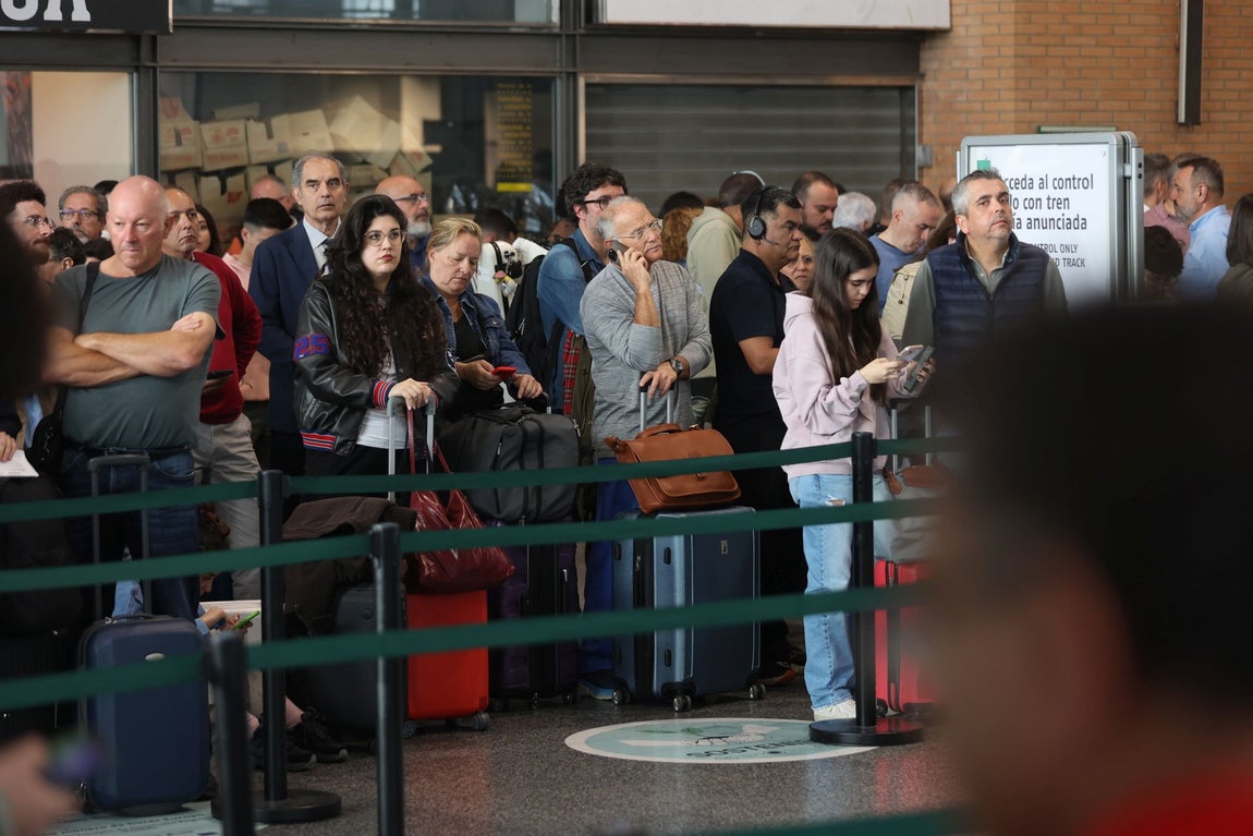 El colapso en la estación de trenes de Córdoba tras el sabotaje de la línea Madrid-Sevilla