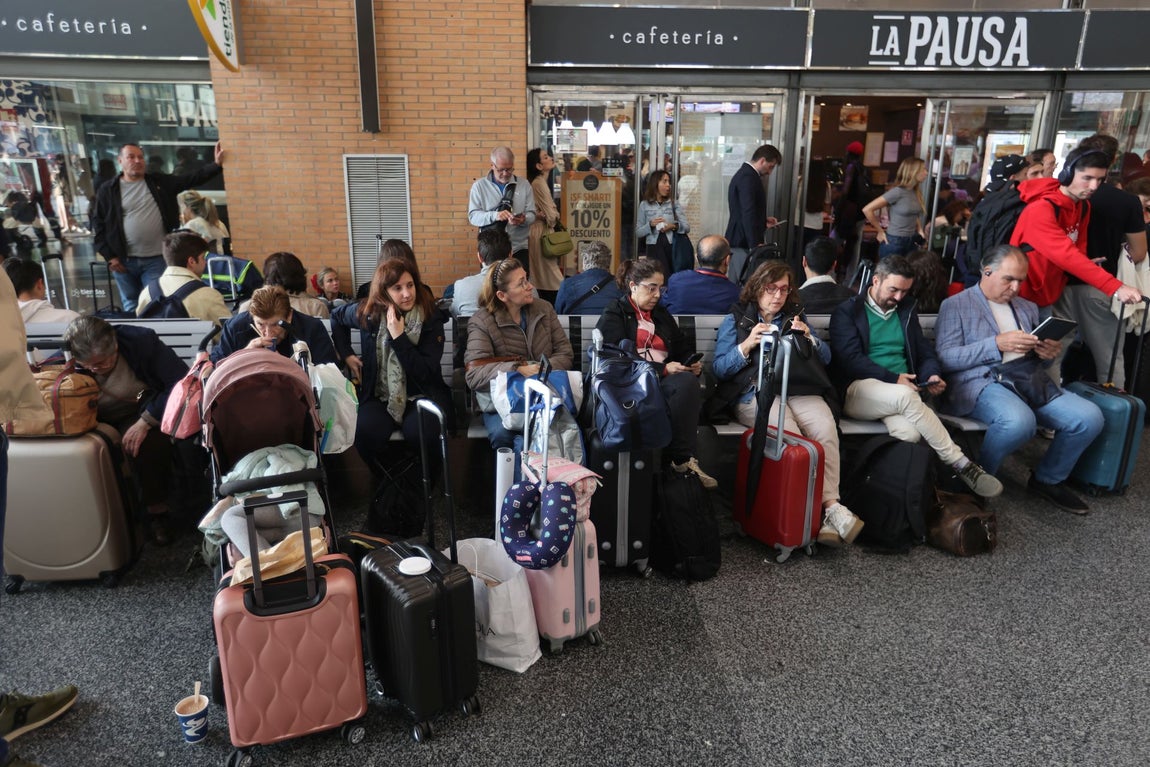 El colapso en la estación de trenes de Córdoba tras el sabotaje de la línea Madrid-Sevilla