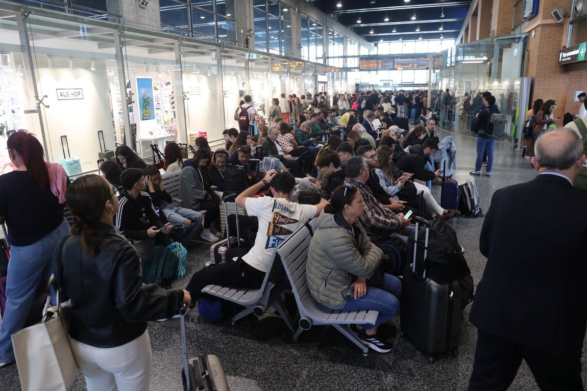 El colapso en la estación de trenes de Córdoba tras el sabotaje de la línea Madrid-Sevilla