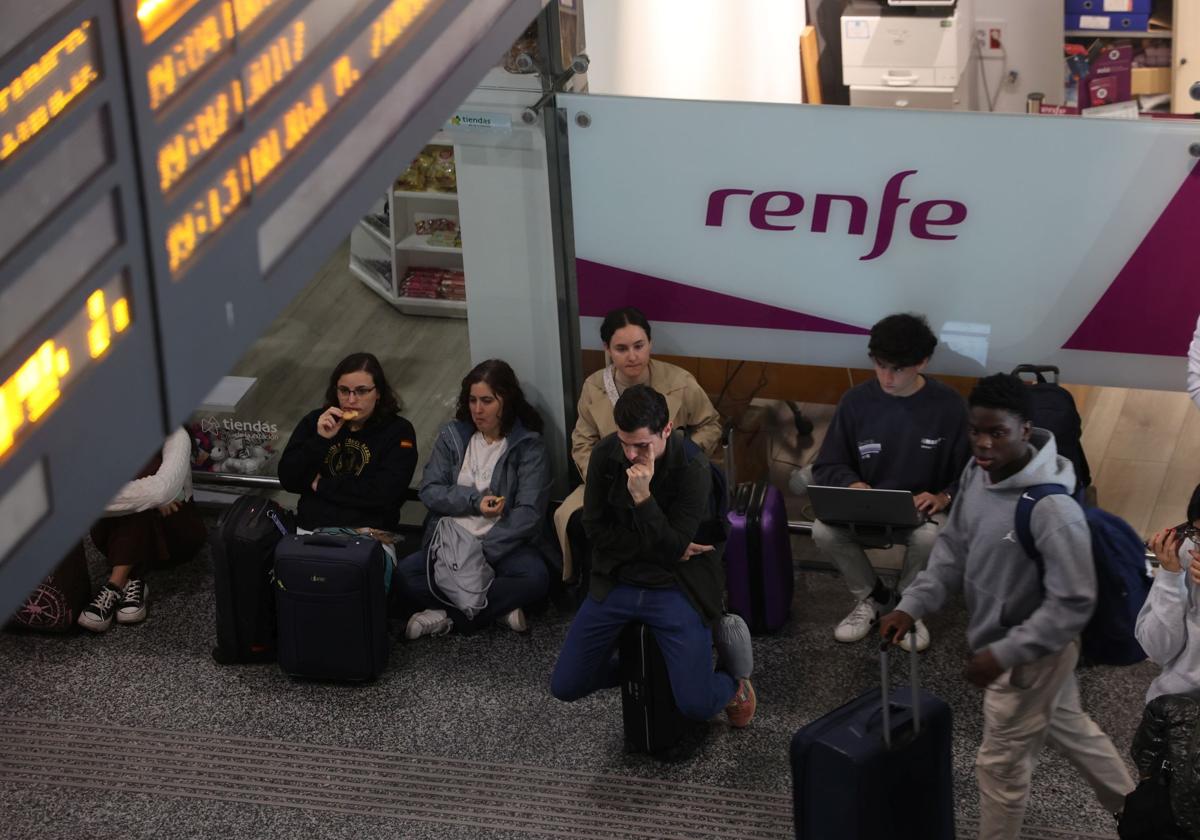 Usuarios de Renfe afectados por el incidente en la línea Madrid - Sevilla