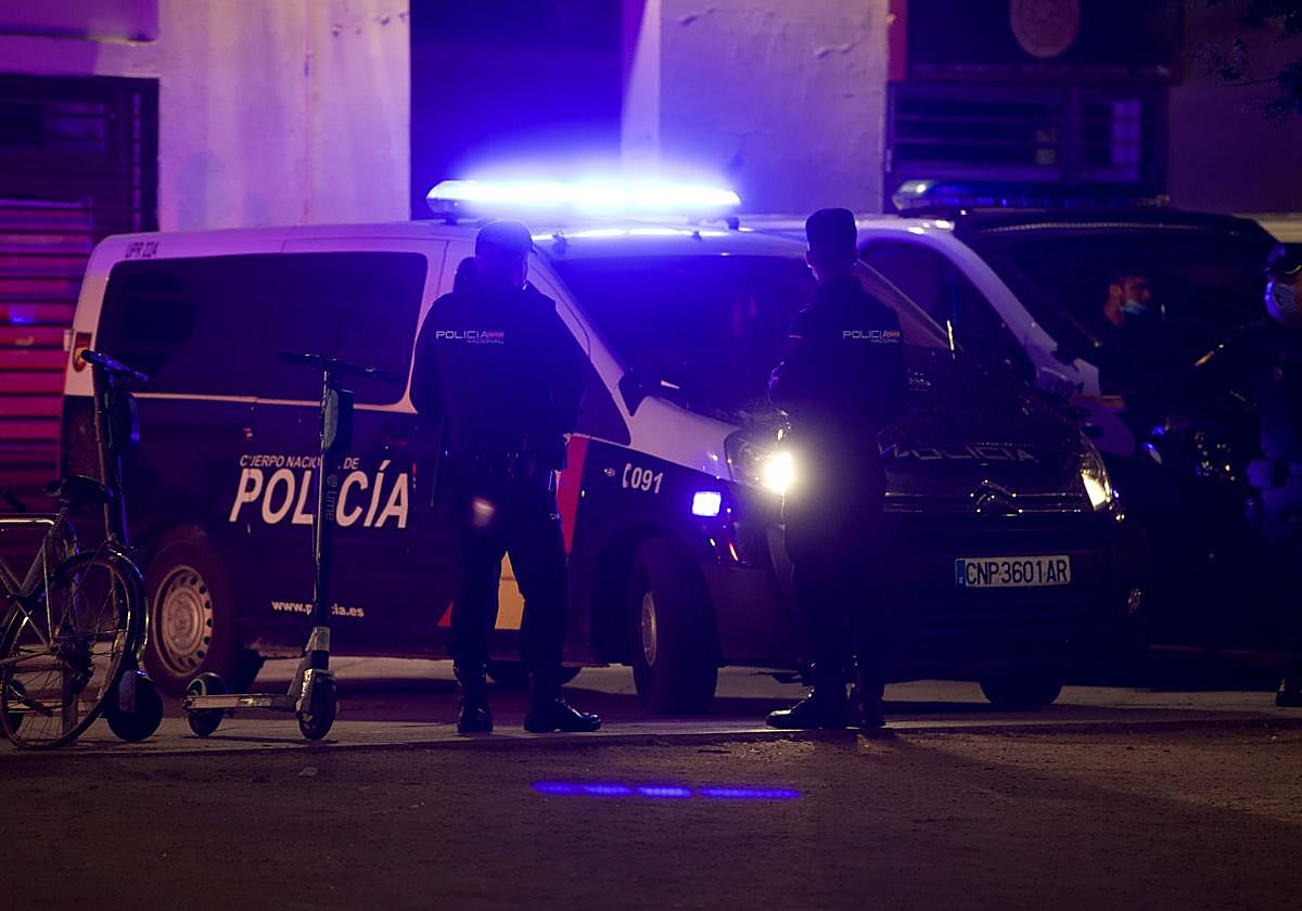 Dos policías patrulla en las fiestas de San Isidro.