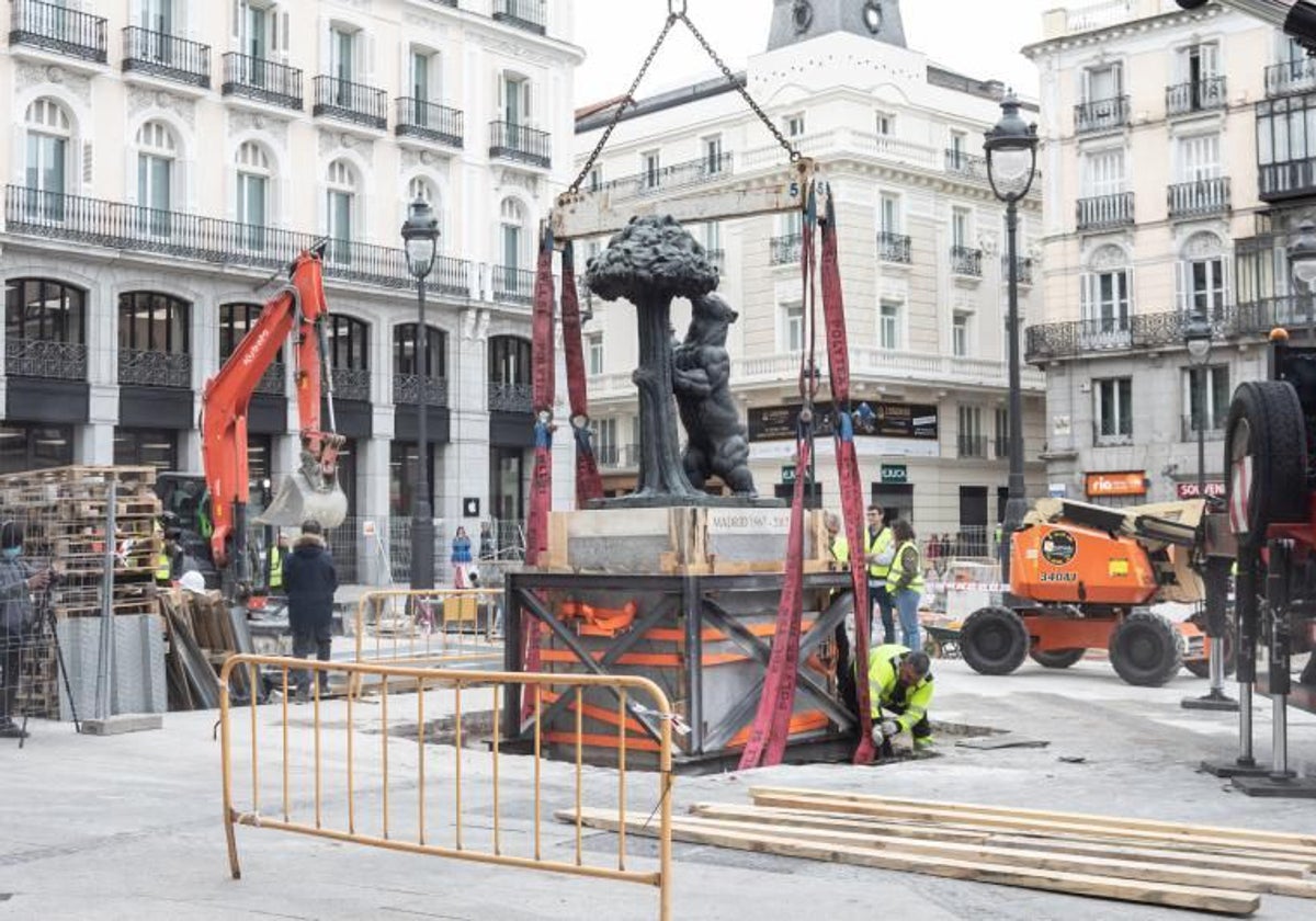 Traslado de la estatua del Oso y del Madriño a su ubicación actual