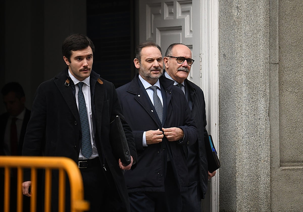 José Luis Ábalos con sus abogados en el Tribunal Supremo