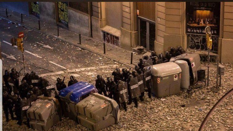 Amnistiados trece policías acusados de detención ilegal en los disturbios tras la condena del 1-O