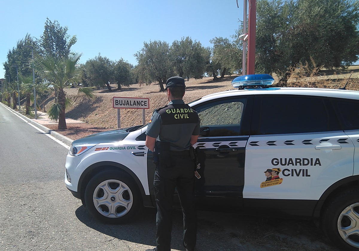 Un agente de la Guardia Civil del Puesto de Bujalance