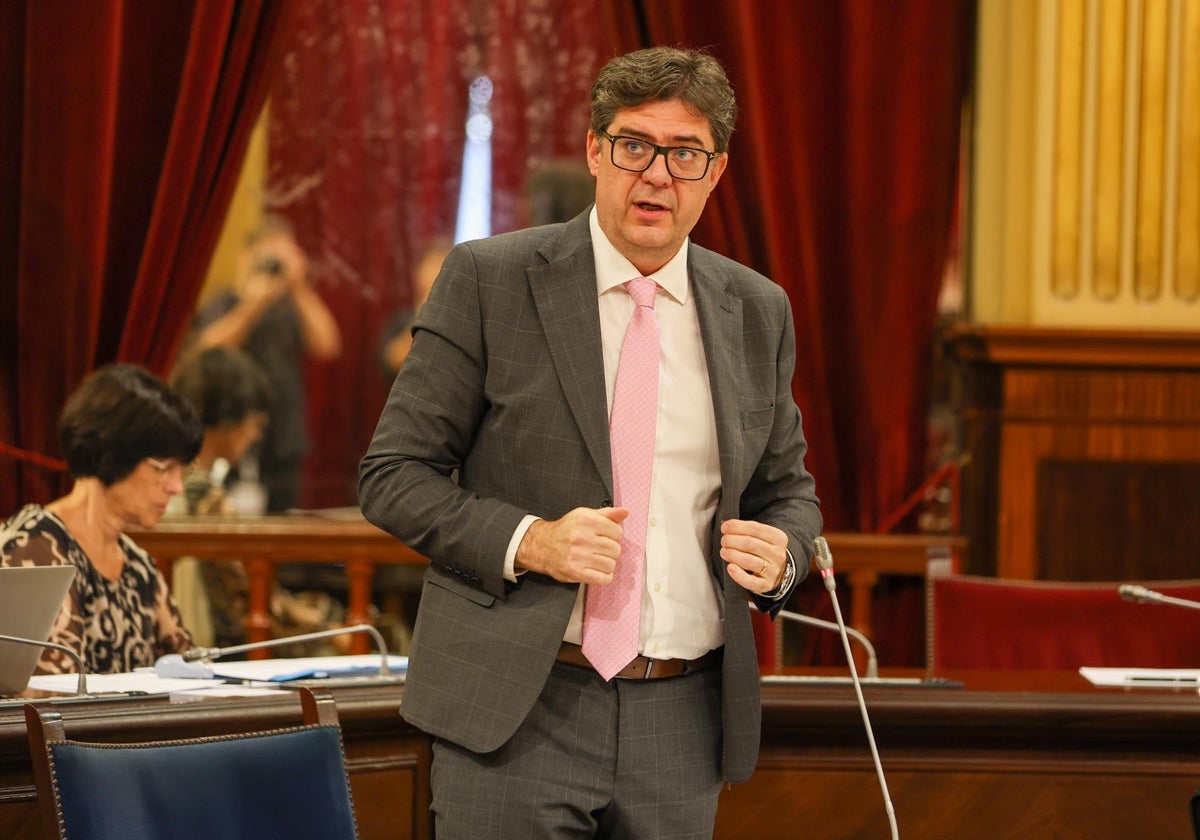 El consejero de Turismo, Jaume Bauzà, en el Parlamento balear.
