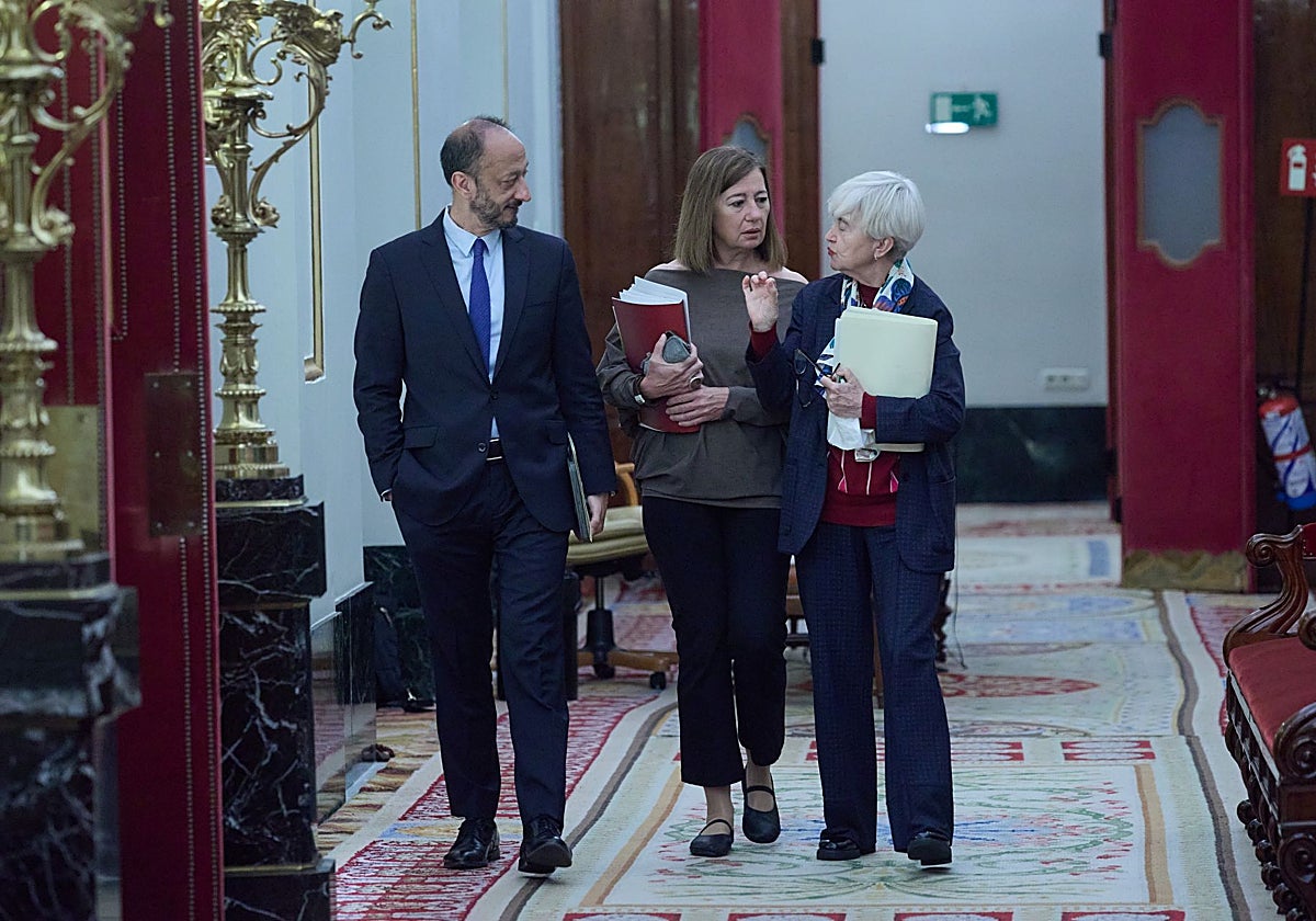 Los socialistas Gómez de Celis, Armengol y Leal, este martes, a su llegada de la reunión de la Mesa del Congreso