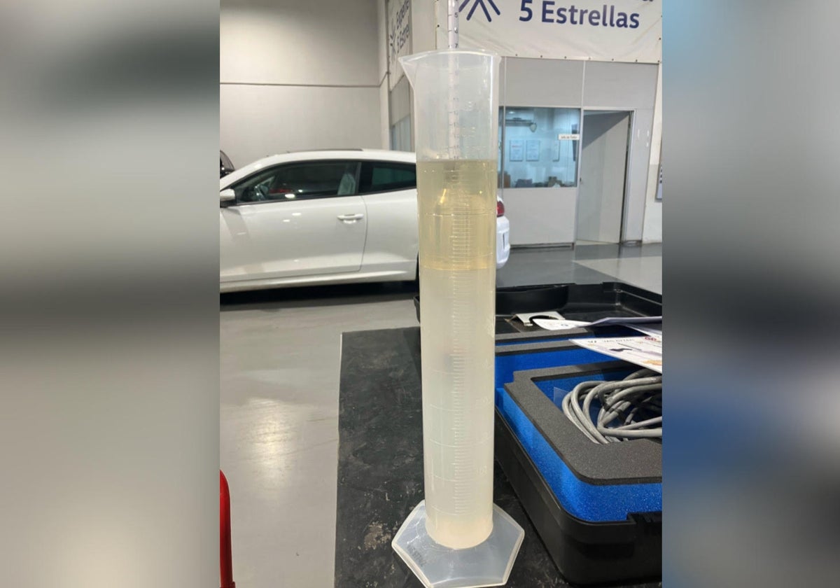 Imagen de una muestra de la gasolina adulterada suministrada en una estación de servicio de Alaquàs, en Valencia