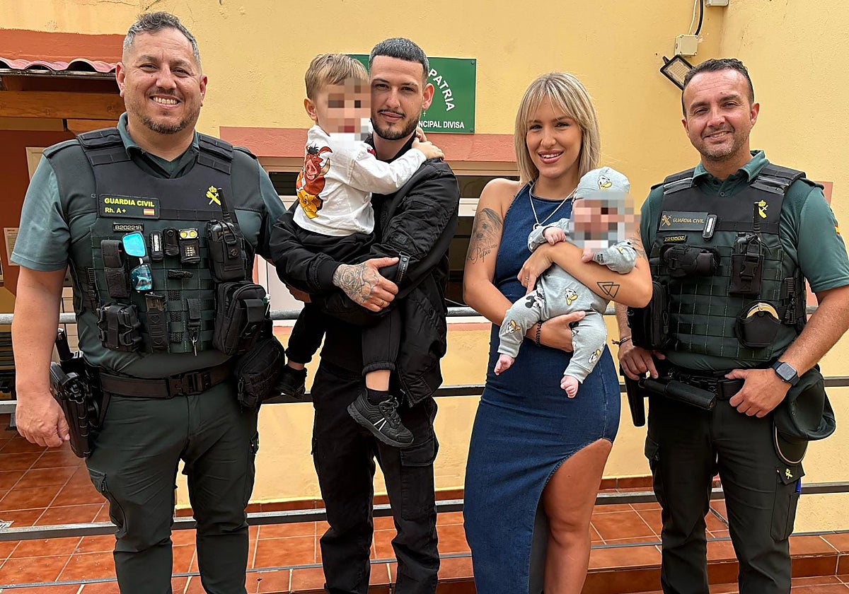 Agentes y la familia del pequeño, recuperado de un atragantamiento