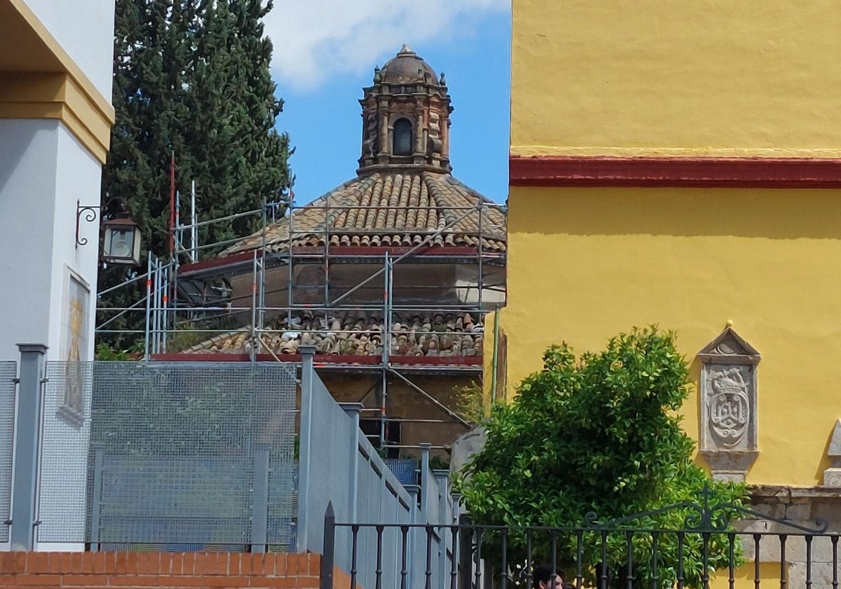 Andamios en el exterior de la capilla del Caído, en la iglesia de San Cayetano