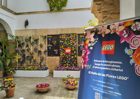 Imagen secundaria 1 - Imagen del patio, del arco y las flores realizadas con LEGO