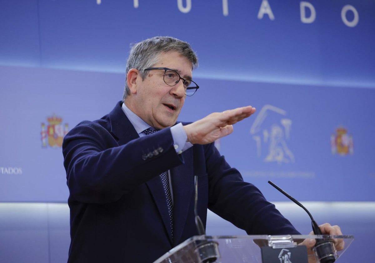 El portavoz del Grupo Parlamentario Socialista en el Congreso, Patxi López, en rueda de prensa