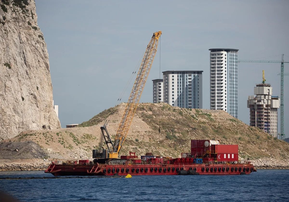 La montaña de áridos en Gibraltar para los rellenos en el mar
