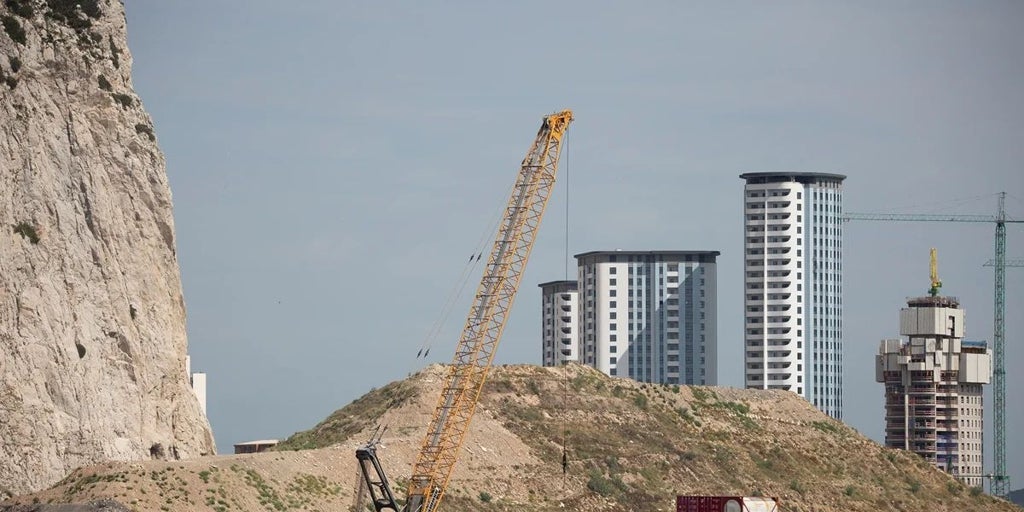 La Fiscalía de Algeciras formula una denuncia criminal por los rellenos en aguas españolas