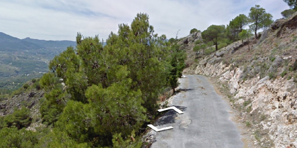 Muere un hombre de 53 años al volcar su camión y caer por un barranco en el pueblo granadino de Lecrín