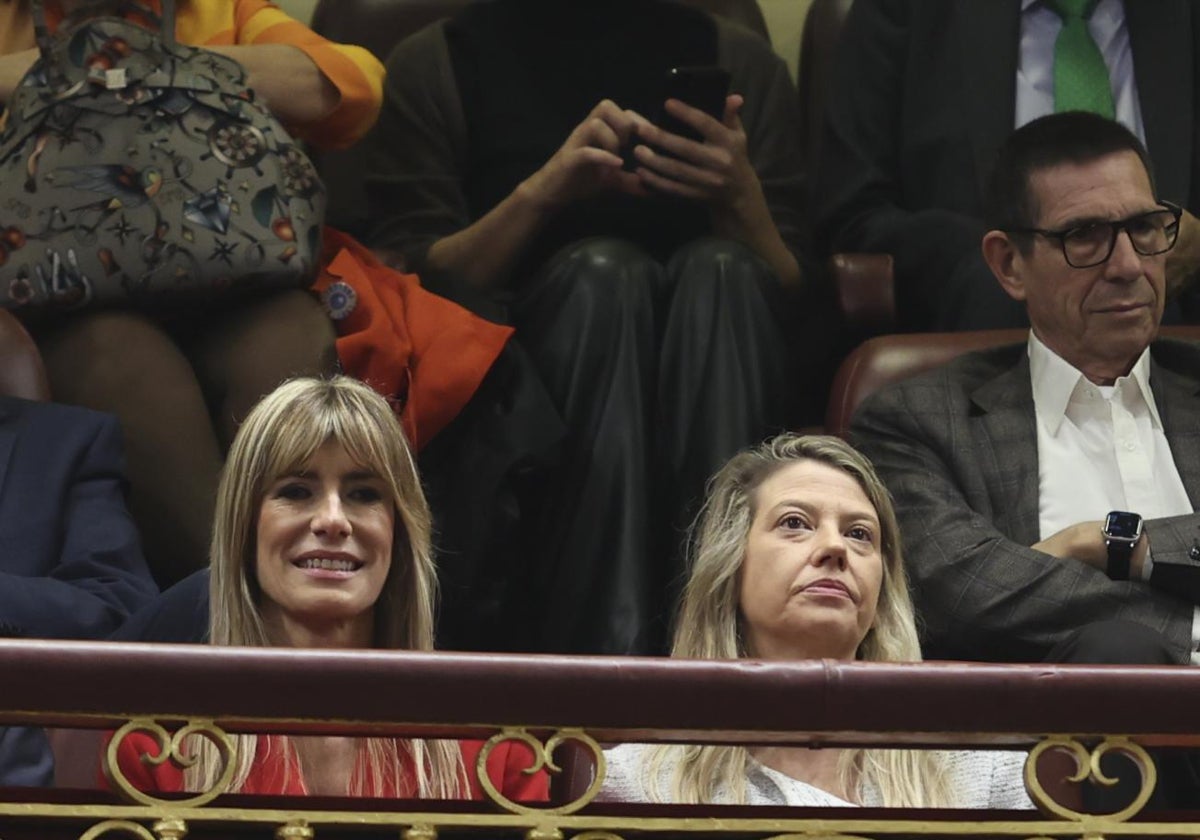 Begoña Gómez y Cristina Álvarez, en el Pleno de investidura de Pedro Sánchez