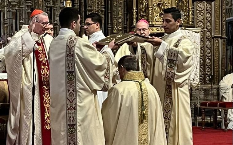 Imagen principal - La última visita de Pietro Parolin a Toledo fue marzo de 2023 para presidir la consagración episcopal de Alejandro Arellano Cedillo, natural de Olías del Rey, nombrado obispo de Bisuldino. El inglés Arthur Roche (foto vertical) estuvo en el Corpus de 209 mientras que el húngaro Péter Erdö participó en el Corpus del año pasado.
