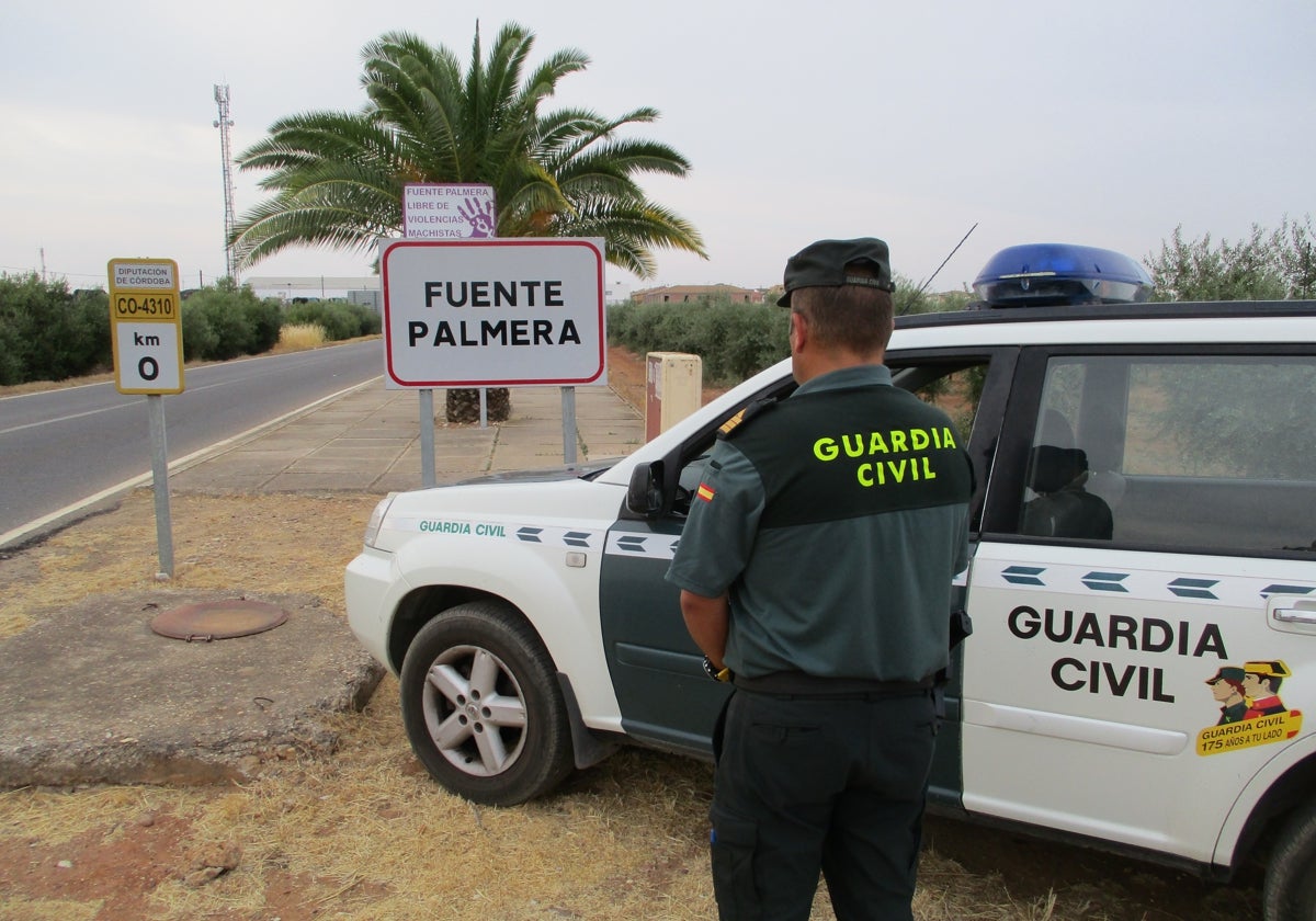 Un agente custodia uno de los accesos a la localidad de Fuente Palmera