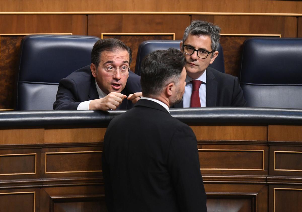 Los ministros Albares y Bolaños, con Rufián, este miércoles en el Congreso