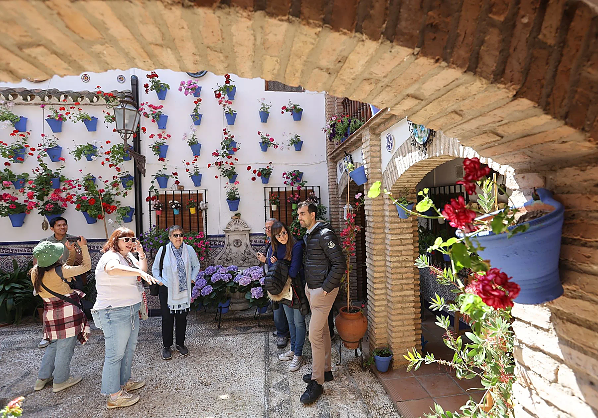 Visitantes observan el interior de uno de los patios que participan en el certamen