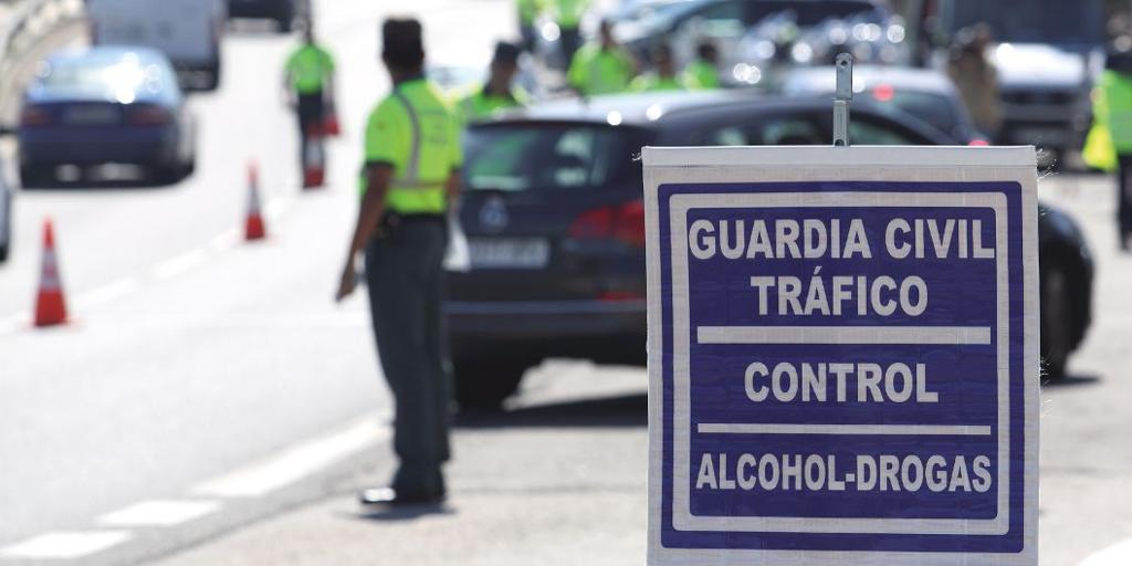 La Policía ya no podrá actuar contra los que consuman drogas en el coche si está parado