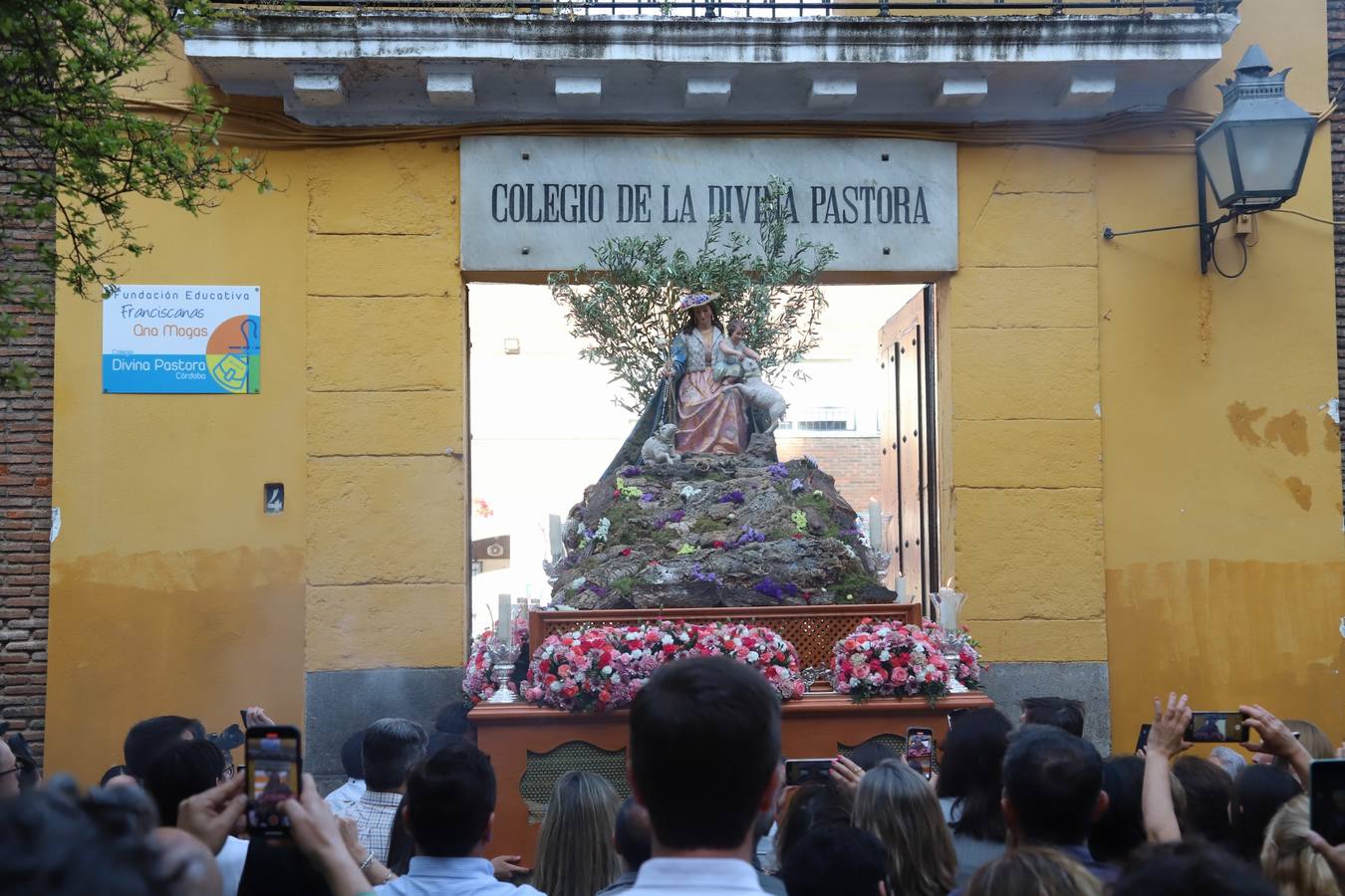 La procesión infantil y juvenil de la Divina Pastora de Córdoba, en imágenes