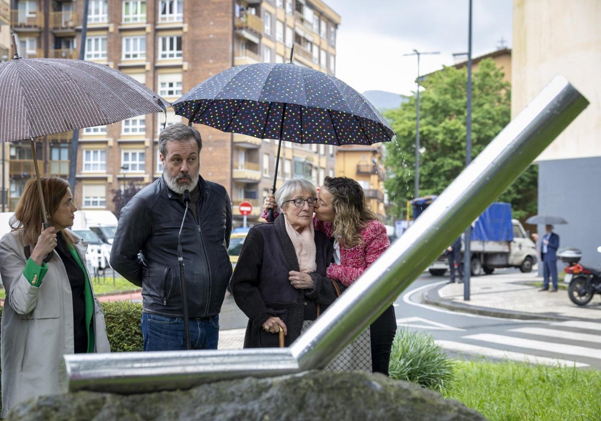 El hijo y la viuda de José Luis López Lacalle en el homenaje que ha rendido hoy el municipio de Andoain