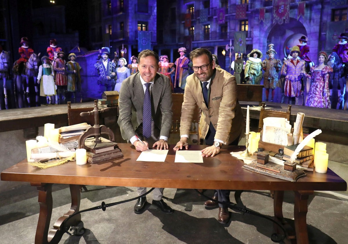 Velázquez y Erwan de la Villéon durante la firma de su protocolo de adhesión del parque