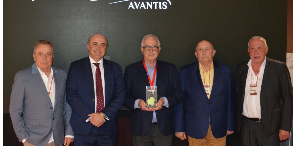 Fenavin premia a Félix Solís por ser uno de los principales actores mundiales en el sector del vino