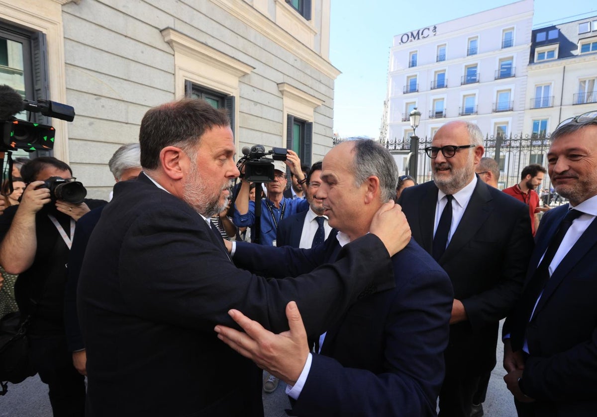 Junqueras y Turull se saludan en el Congreso de los Diputados