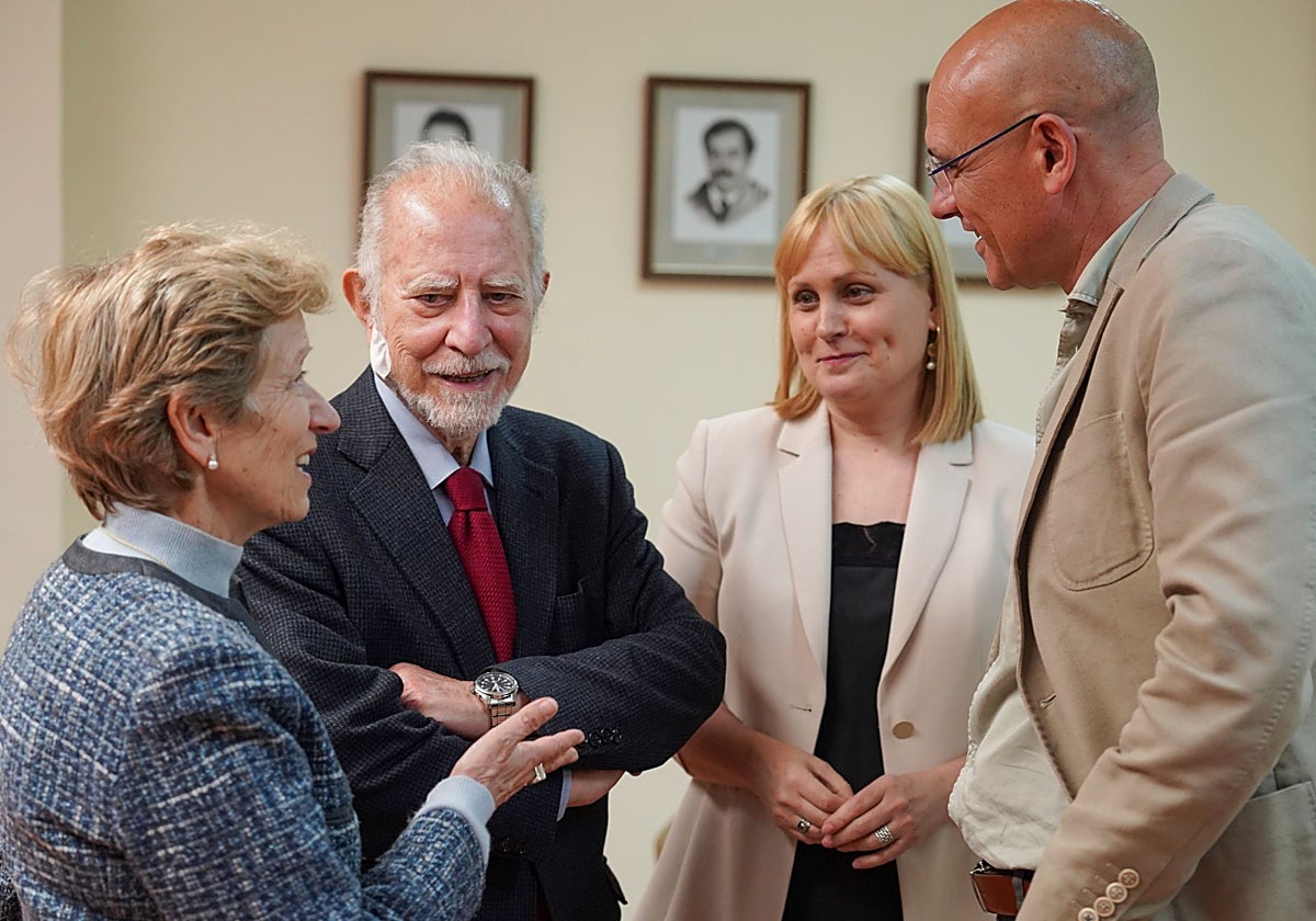Los escritores José María Merino y Ángeles Encinar mantienen un encuentro con estudiantes, profesores y miembros de la Universidad de León