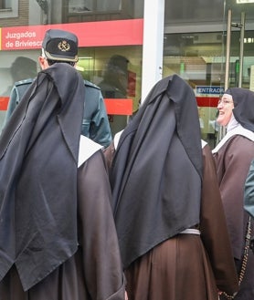 Imagen secundaria 2 - El «festival» y la «performance» de las exmonjas de Belorado en el juzgado de Briviesca