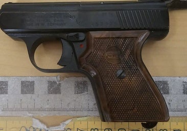 Un hombre encañona con una pistola a pasajeros del Metro en el vestíbulo y un convoy
