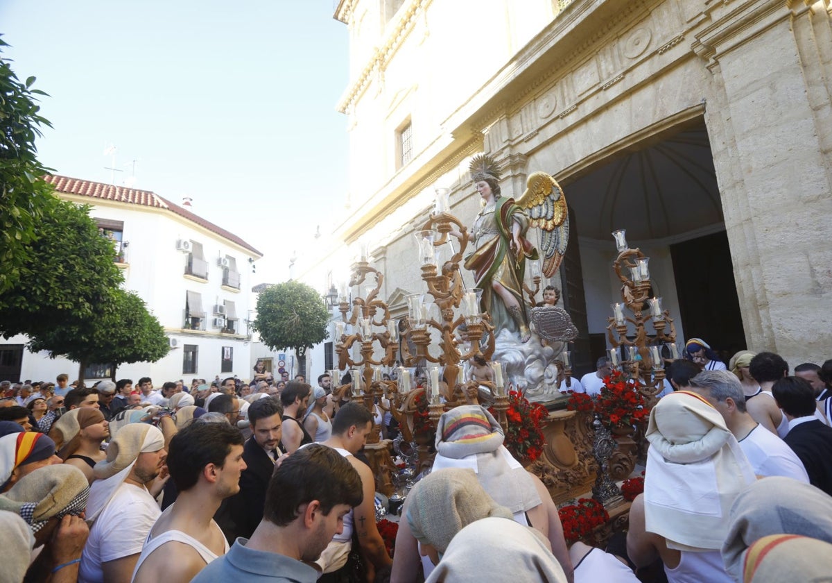 El paso de San Rafael sale de la iglesia del Juramento, en mayo de 2024