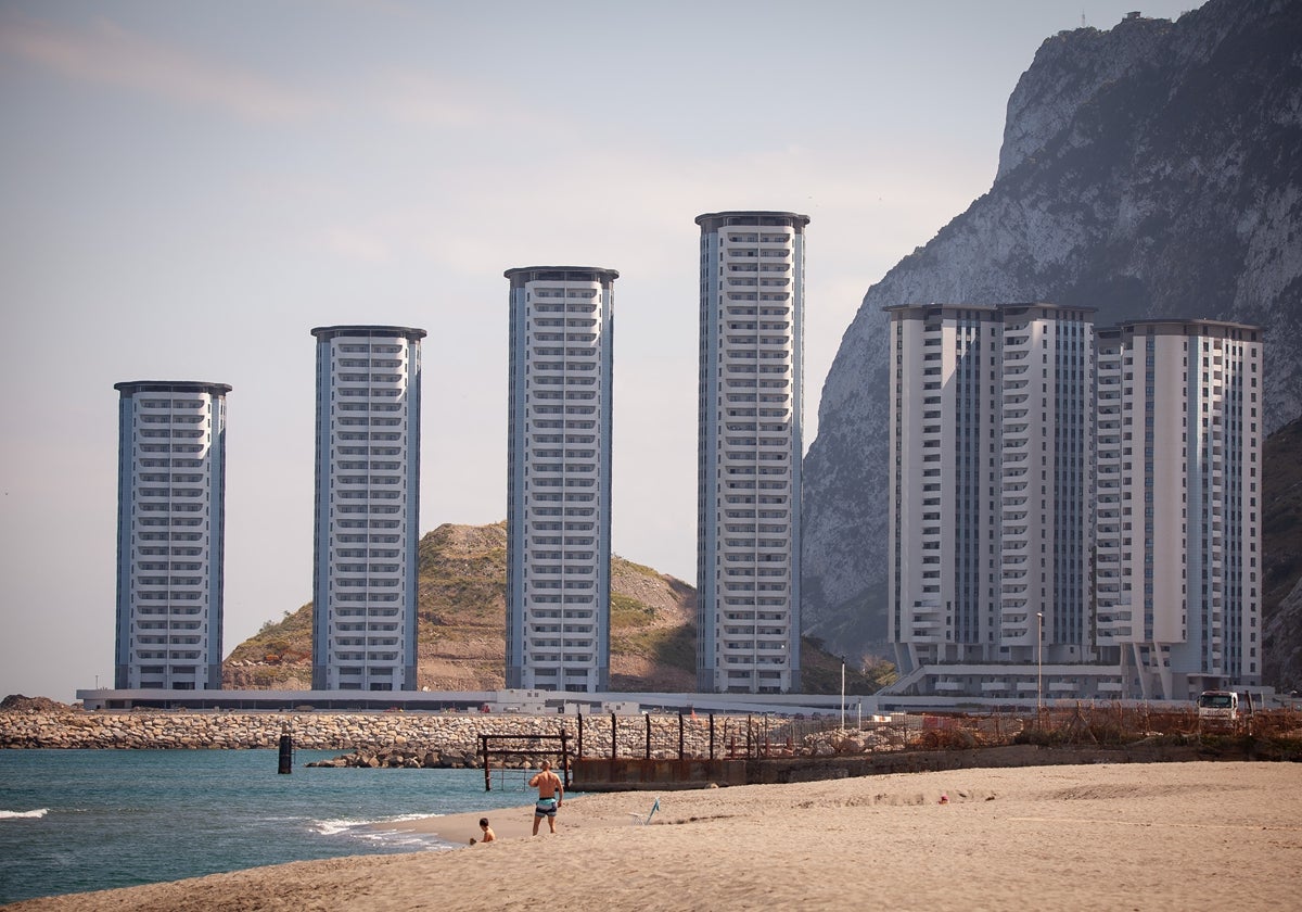 La torres construidas sobre los rellenos en aguas españolas