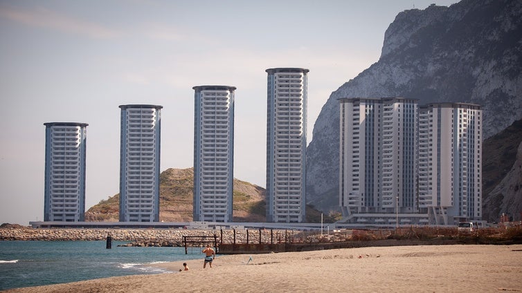 La Justicia española pone la lupa por primera vez en la expansión de Gibraltar en aguas españolas