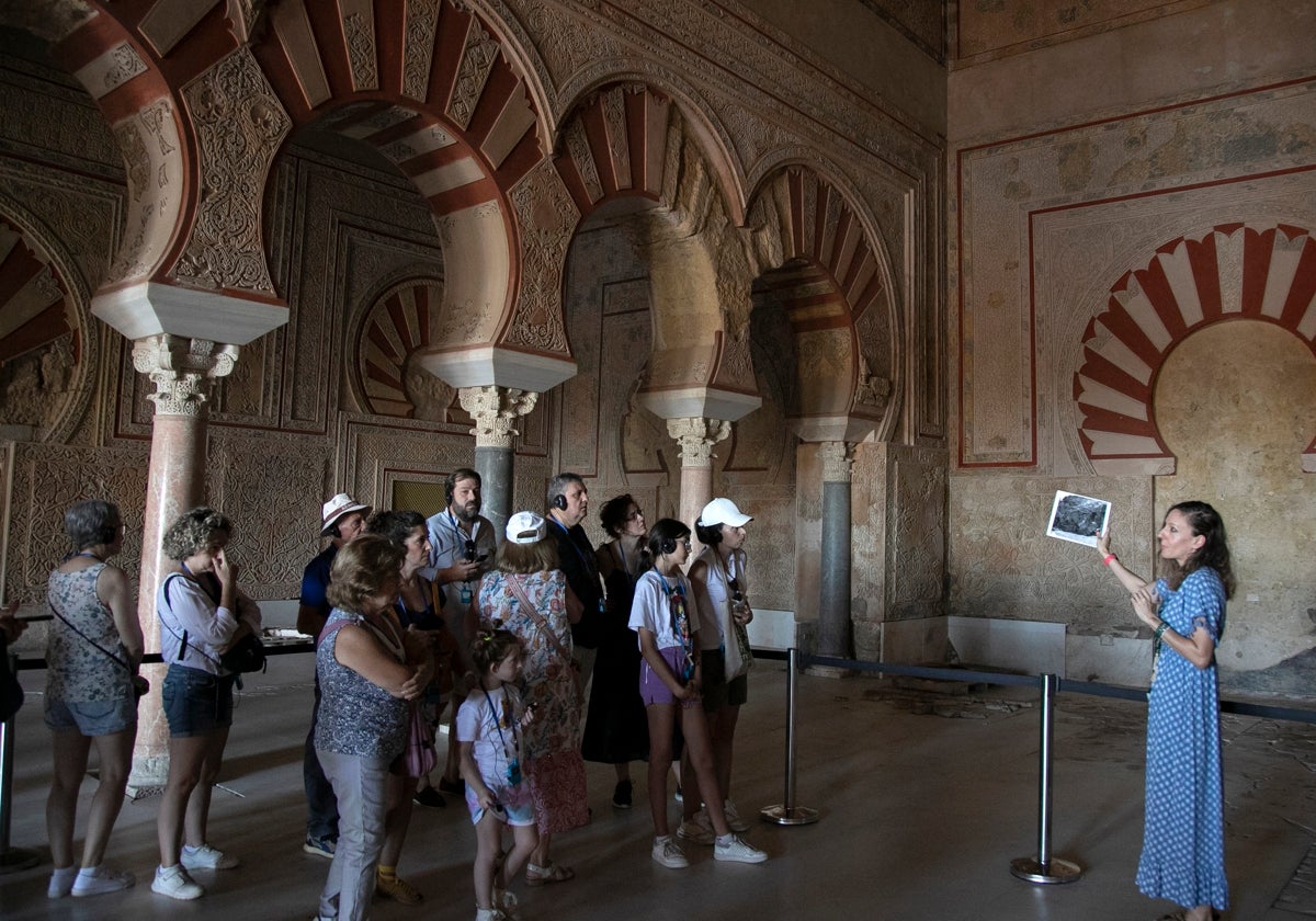 Una guía acompaña a un grupo de turistas en el Salón Rico de Medina Azahara