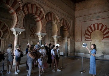 Una guía acompaña a un grupo de turistas en el Salón Rico de Medina Azahara