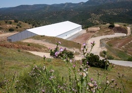 Una de las naves conceldas de almacenamiento de residuos nucleares de El Cabril
