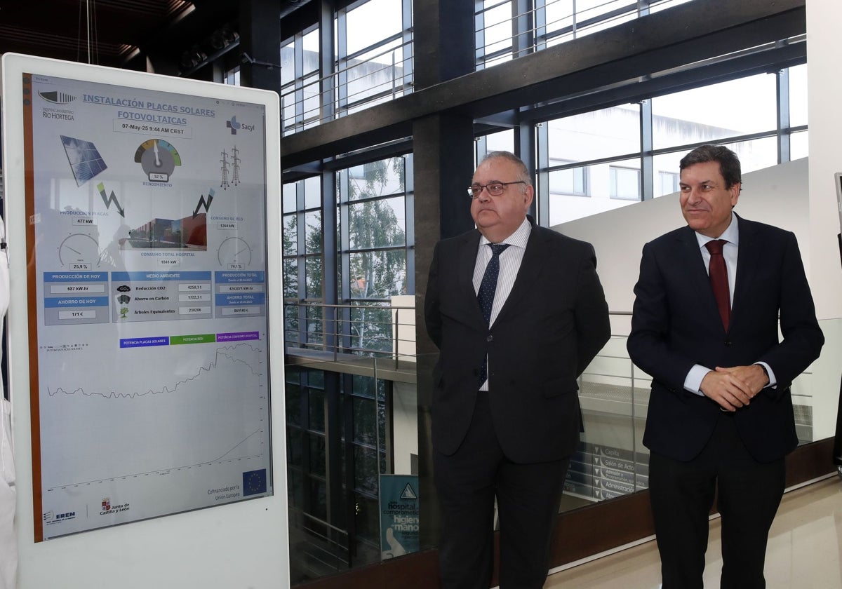 El consejero de Economía y Hacienda y portavoz, Carlos Fernández Carriedo, y el consejero de Sanidad, Alejandro Vázquez Ramos, durante la firma del protocolo de colaboración